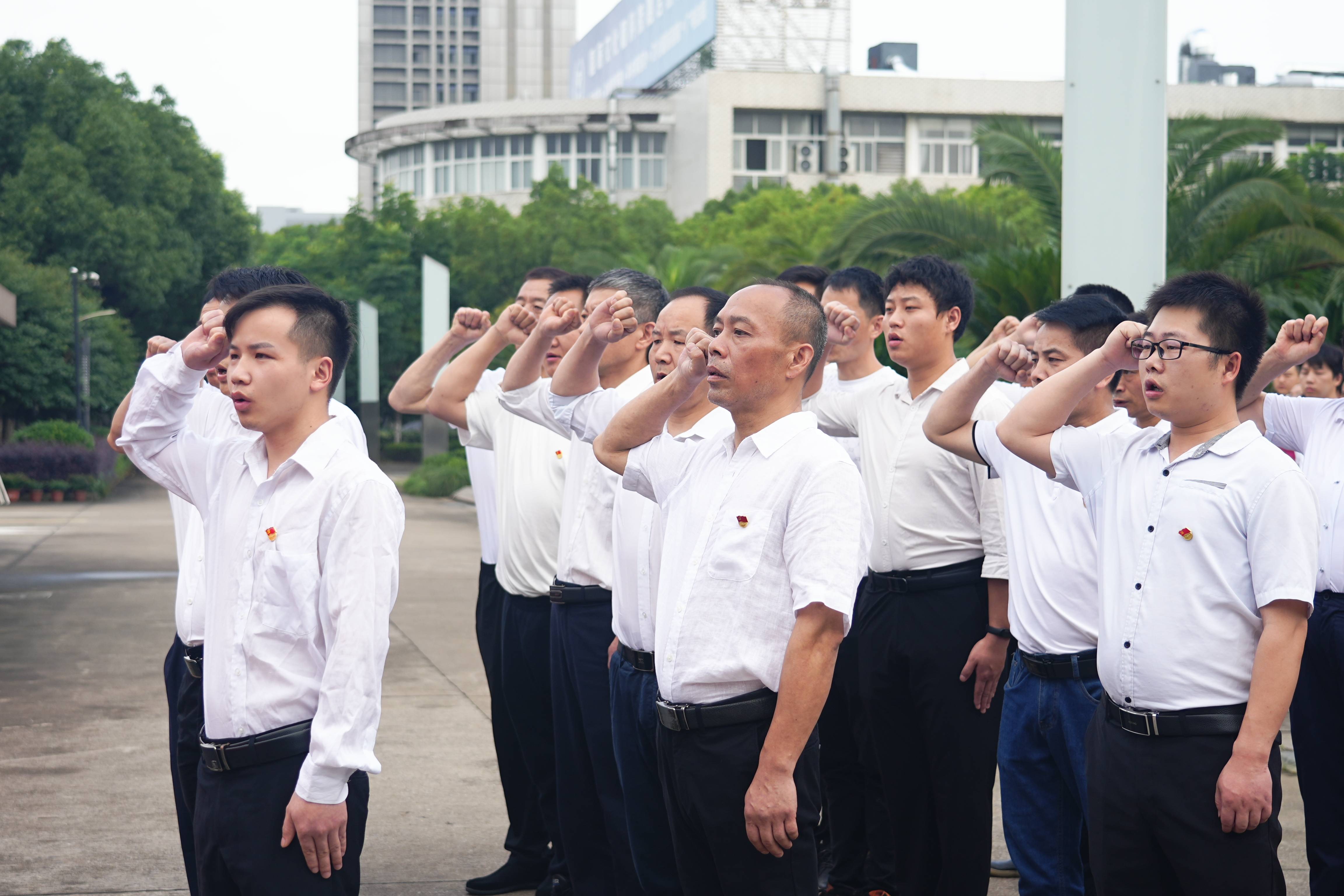 弘揚(yáng)愛國(guó)主義精神，音王慶賀黨的生日